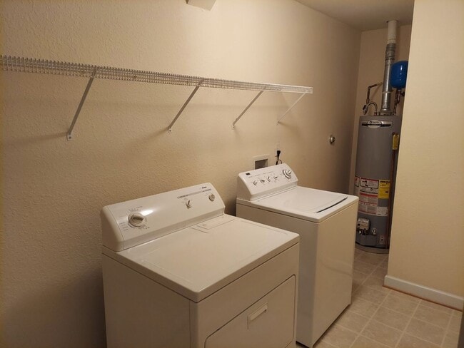 Building Photo - 3 Bed 2.5 Bath Townhouse