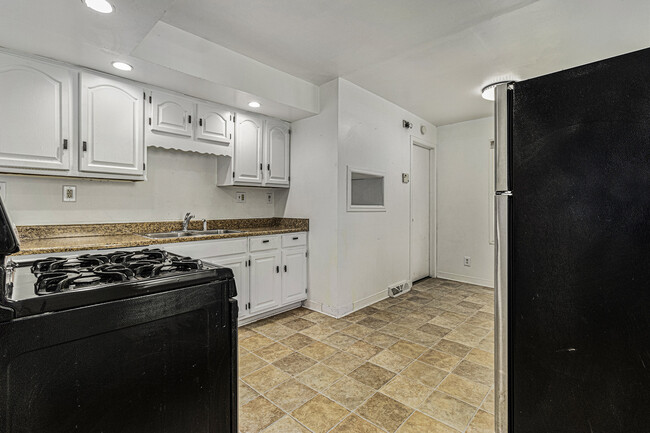 Building Photo - 1119 N Twyckenham Dr