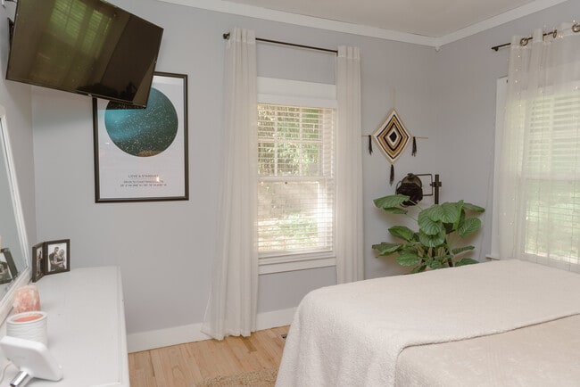 Building Photo - 1707 W 43rd St