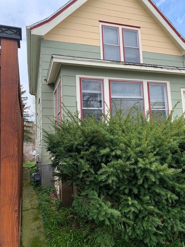 Building Photo - 418 S Orchard St