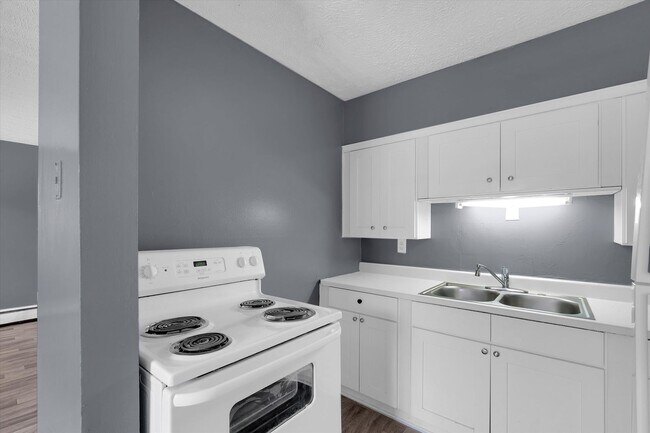 Building Photo - Spacious 1–3 Bedroom Apartments in South Louisville | Cedar Chase
