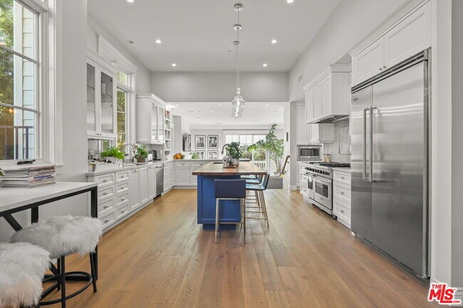 Building Photo - 832 Las Lomas Ave