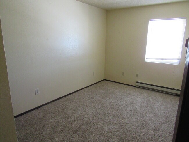 Building Photo - 3 Bdrm Townhome-West Side!