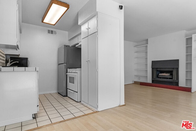 Building Photo - 4660 Coldwater Canyon Ave