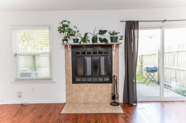 Building Photo - "Charming Kempsville Lake Townhome – Great Amenities & Location!"