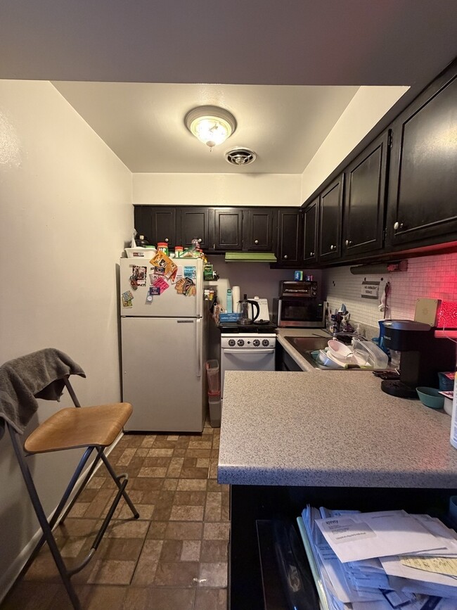 Building Photo - 541 W Oakdale Ave