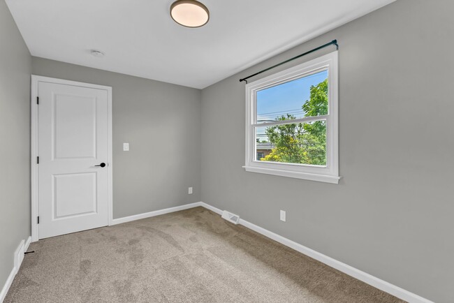 Building Photo - 52 Sebring Dr