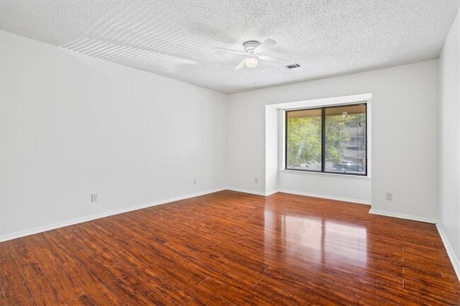 Building Photo - 2205 Surrey Ct