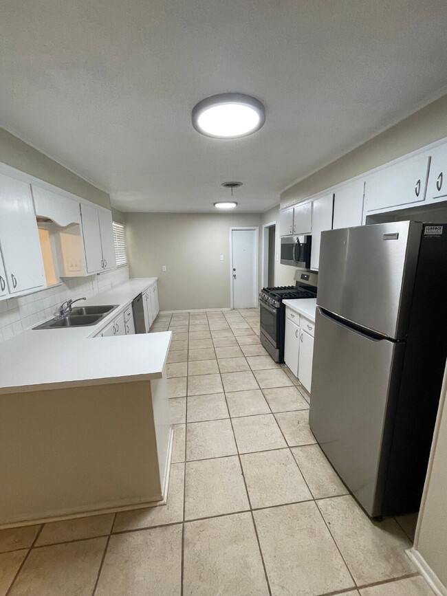 Building Photo - Stunning 3-Bed, 2-Bath Retreat in Lubbock ...