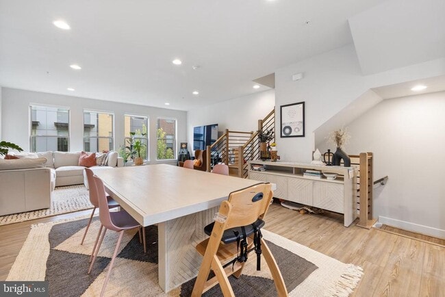 Building Photo - 5056 Oakmoore Dr