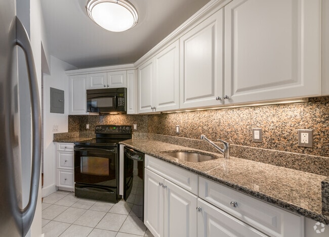 2BR, 1BA - 750 SQ FT - 28 Exeter at Newbury