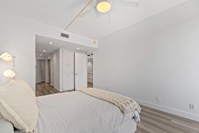 Building Photo - 321 S San Vicente Blvd