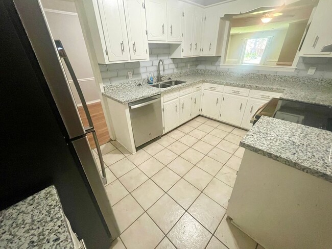 Building Photo - 4/2 for Rent in Brandon 047!! MOVE IN READY!