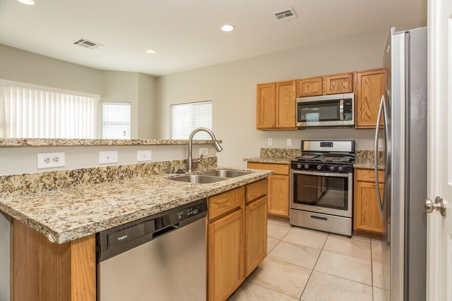 Building Photo - 3752 Hollycroft Dr