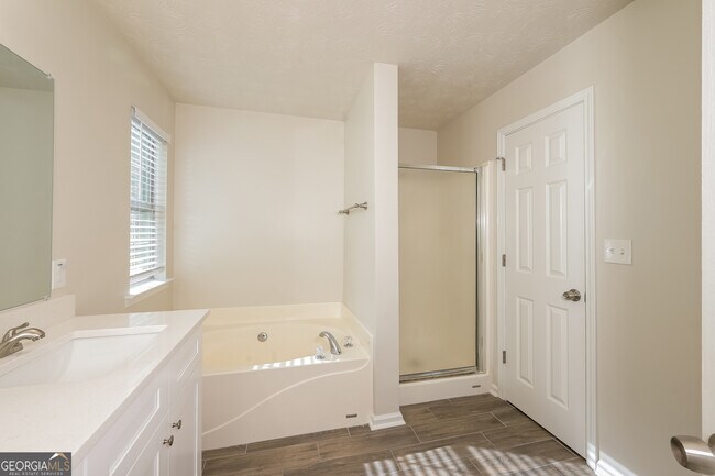 Building Photo - 2270 Village Dr