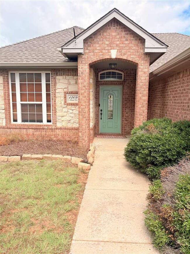 Primary Photo - 1209 Alma Dr