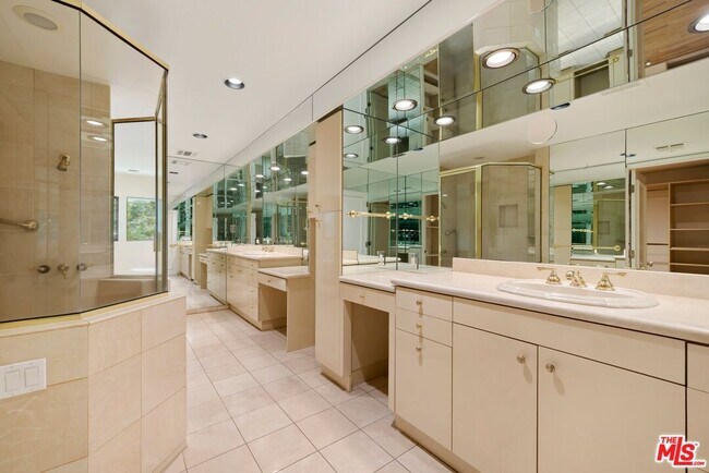 Building Photo - 1121 La Collina Dr