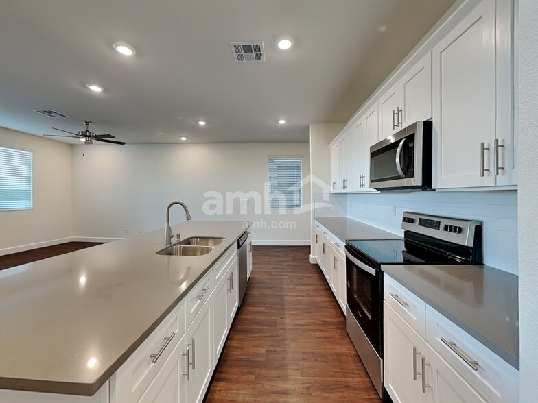 Building Photo - 836 Longwood Gdns St