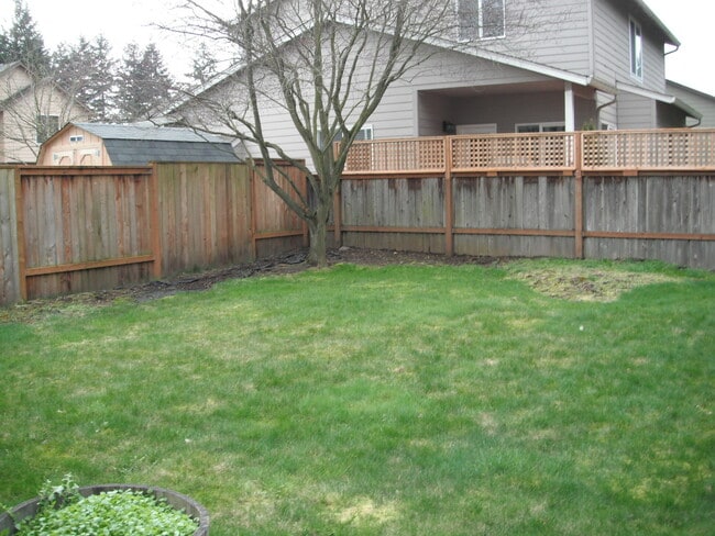 Building Photo - Spacious home and yard ready for you!