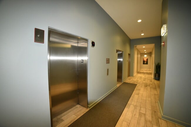 Building Photo - 225 S Sangamon St