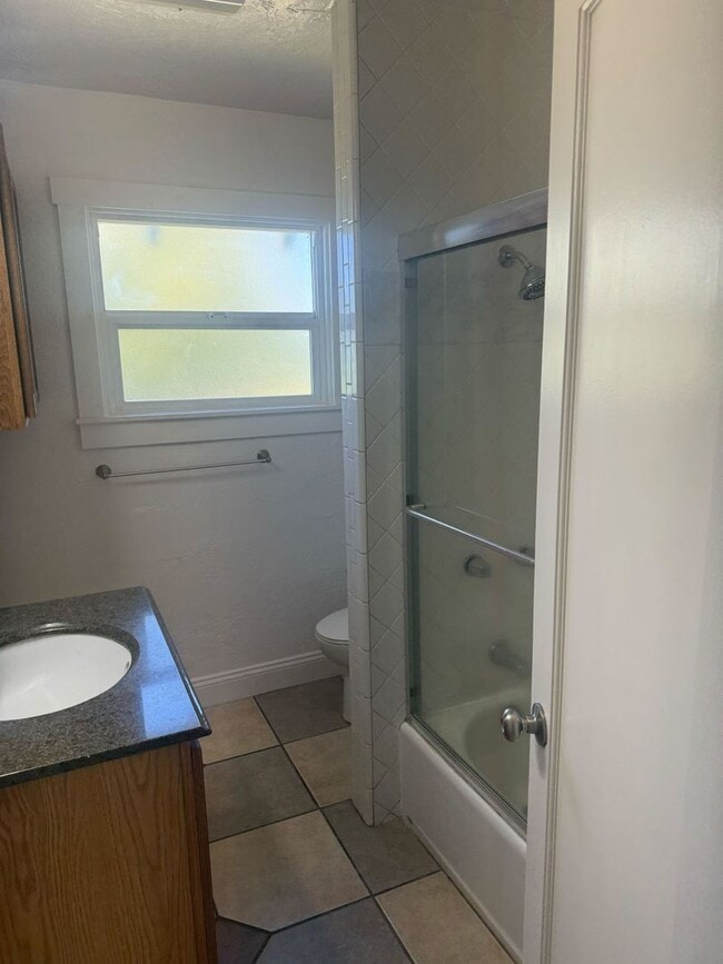 Building Photo - Charming and newly remodeled 2-bedroom, 1-...