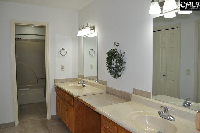 Building Photo - 305 Willowood Pkwy