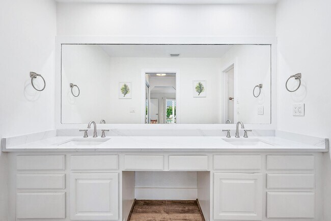 Building Photo - 305 Country Club Dr