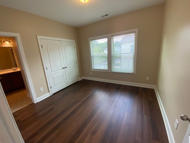 Building Photo - AVAILABLE NOW!-BUNGALOW STYLE HOME -JUST B...