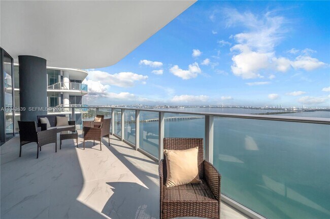 Building Photo - 700 NE 24th St