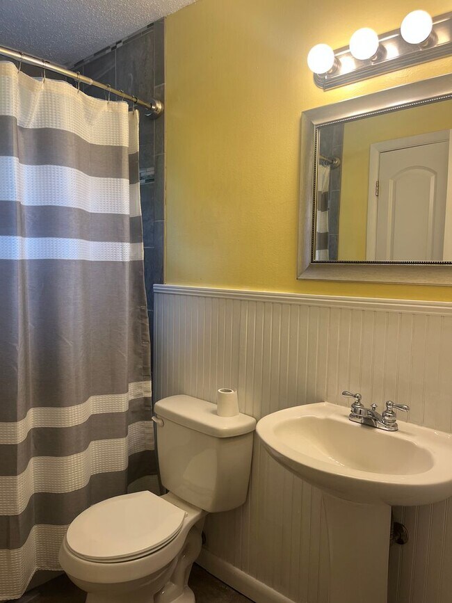 Building Photo - Convenient Jacksonville Location