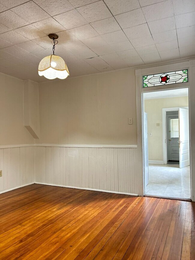 Building Photo - 3 bedroom, 1 bath, 2 story half double house