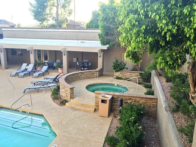 Building Photo - Spacious 1 Bedroom Condo in North Central Phoenix!