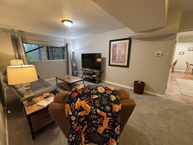 Building Photo - Fully remodeled and furnished 1600+sf apar...