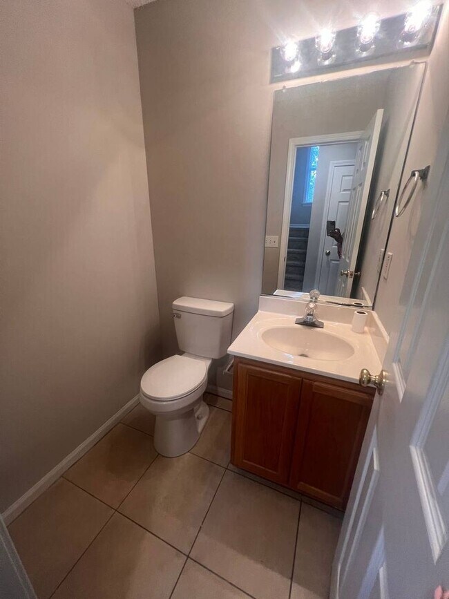 Building Photo - Charming 3-Bedroom Home with Endless Poten...