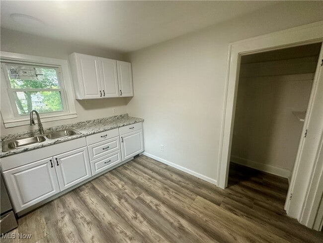 Building Photo - 833 Work Dr