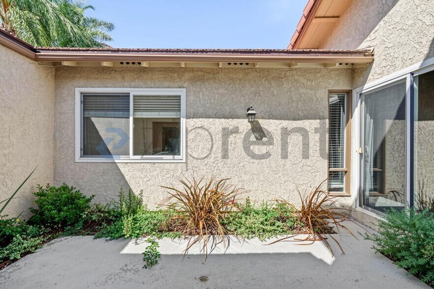 Building Photo - Unit