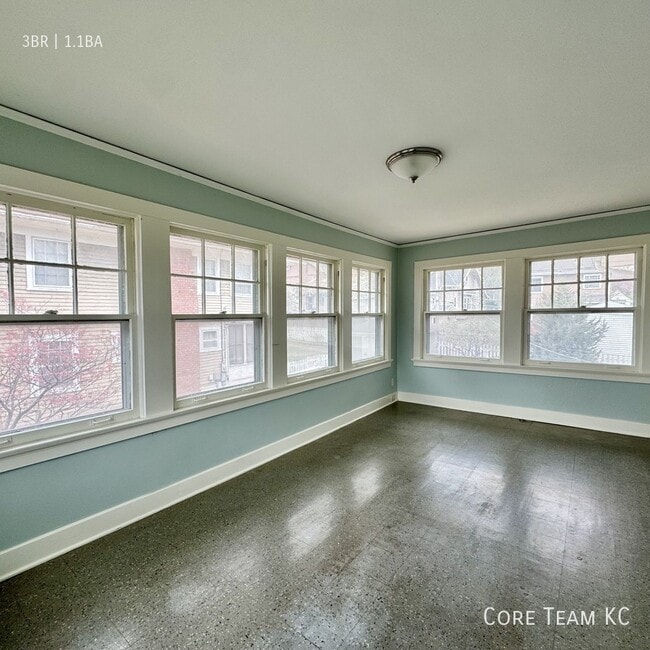 Building Photo - 411 W 60th Terrace