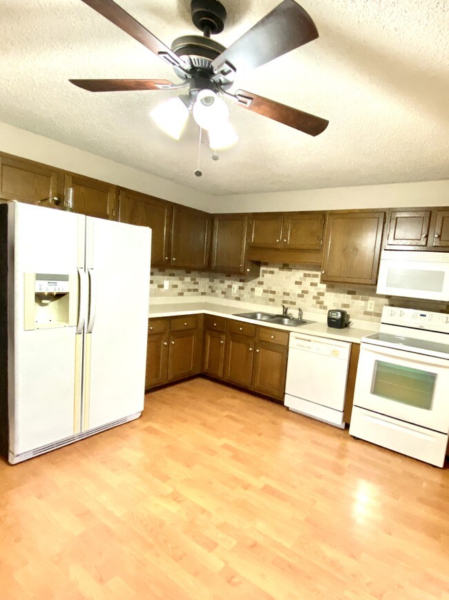 Building Photo - 220 Suppiger Ln