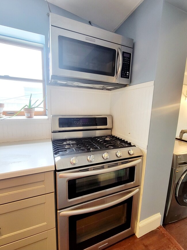 Gas Stove - 3507 Gough St