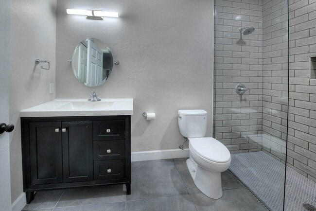 Building Photo - PRE-LEASE AUGUST 2026 - 4/4 HOUSE 3 BLOCKS FROM UA