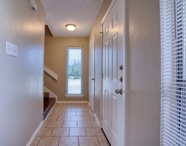 Building Photo - 413 Lakeway Dr