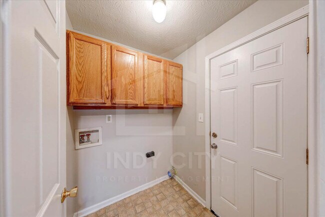 Building Photo - 542 Woods Crossing Dr