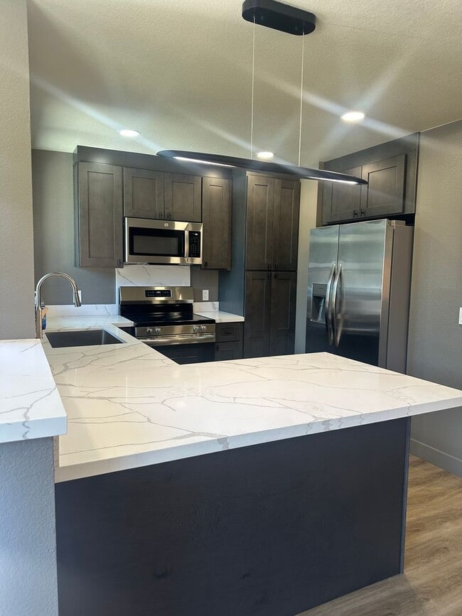 Building Photo - 3 Bedrom 2 Bath Duplex Fully Renovated