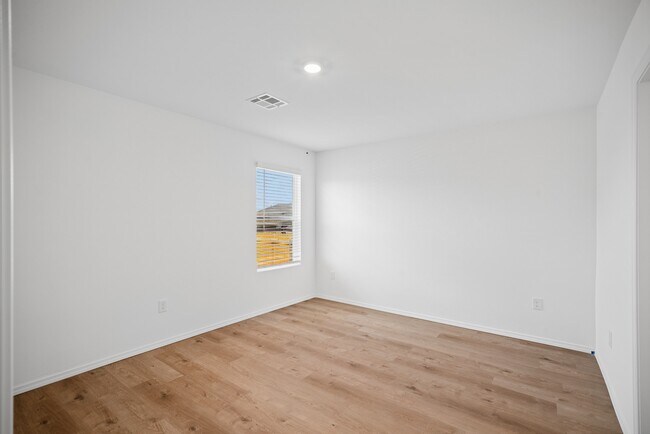 Building Photo - 2123 W 30th Pl