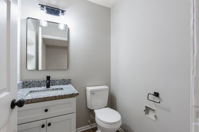 Building Photo - 852 N May St