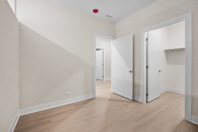 Building Photo - 3924 N Lincoln Ave