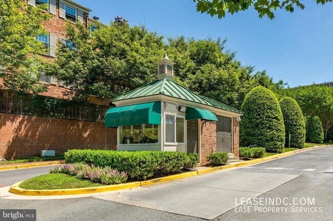 Building Photo - 3299 Sutton Pl NW