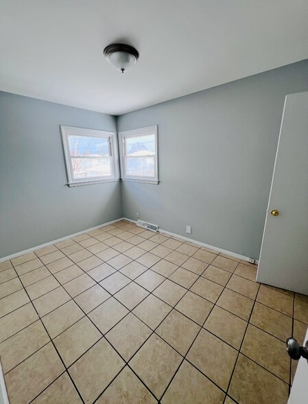 Building Photo - 5944 N 61st St