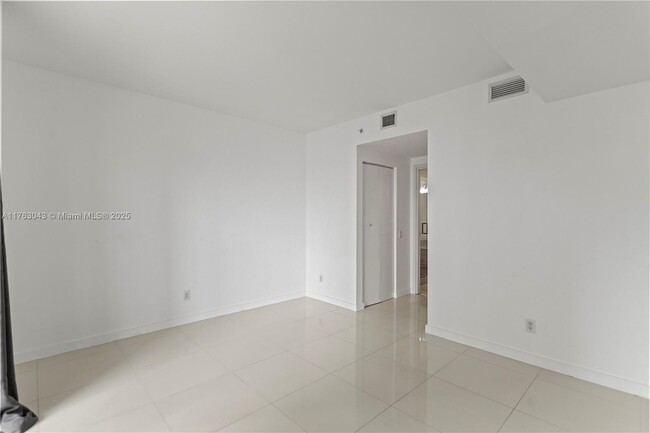 Building Photo - 1300 Brickell Bay Dr