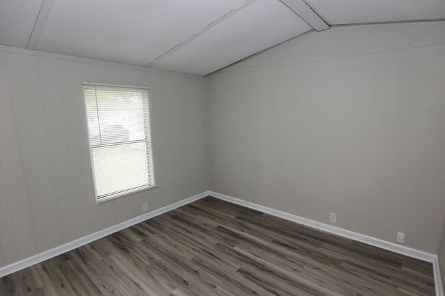 Building Photo - 2 Bed & 1 bath Trailer in Jville!